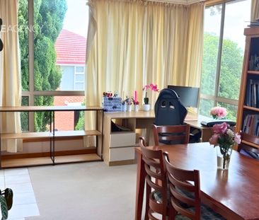 Tidy Three Bedroom Family Home - Photo 4