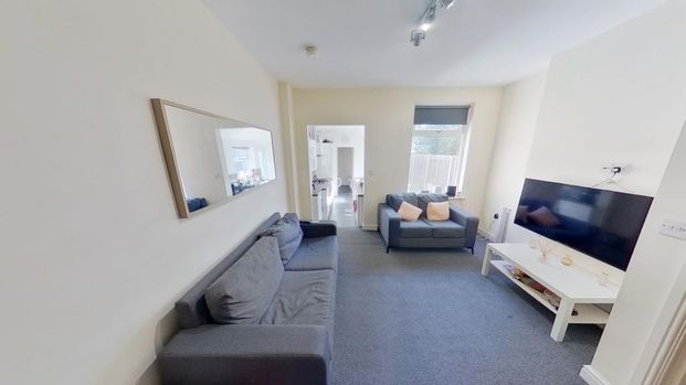 4 bedroom end of terrace house to rent - Photo 1