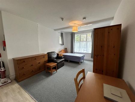 1 bedroom in a house share to rent - Photo 2