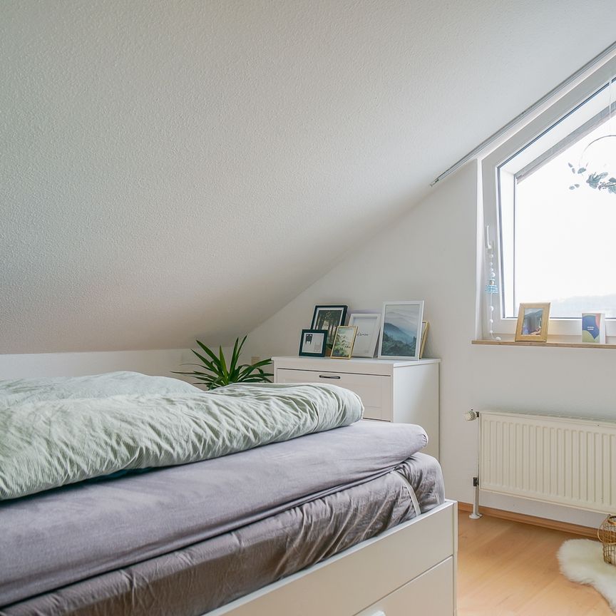 Mit Blick in die Ferne und Wohlfühlgarantie: Ideal geschnittene 3-Zimmer Wohnung mit Einzelgarage! - Foto 1