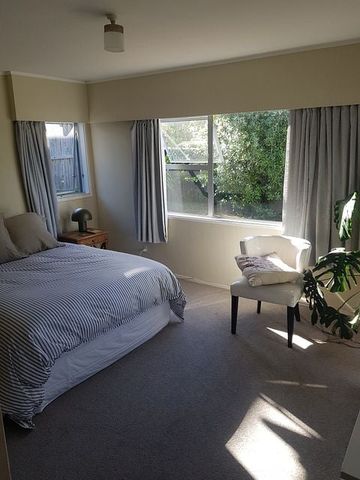 Light-filled tidy 3 bedroom Home in Mairangi Bay! - Photo 5