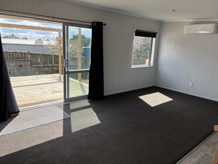 Sunny 3 bedroom home - Photo 2