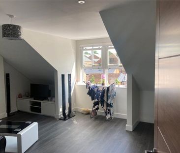 Well-presented top floor one bedroom apartment on Lawrence Street, ... - Photo 3