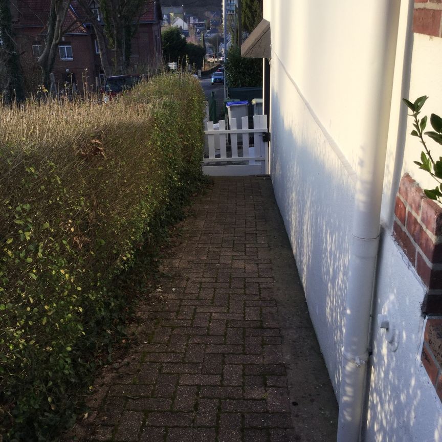 Agréable maison de ville jumelée d'un côté avec jardin garage et places de stationnement privées - Photo 1