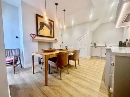 2 bedroom mews to rent - Photo 5