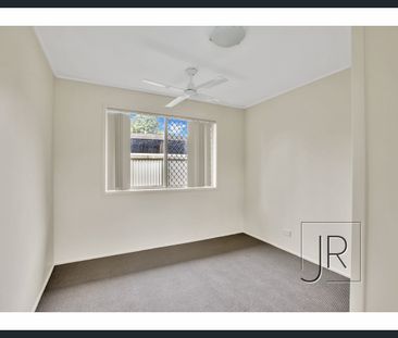 Spacious Waterfront Family Home in Broadbeach Waters - Photo 3