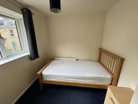 1 bedroom in a house share to rent - Photo 2