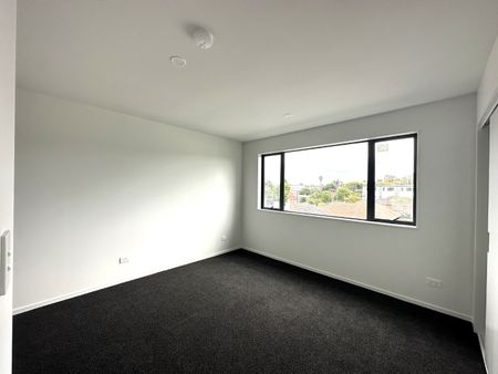A Stylish Townhouse in Panmure - Photo 3