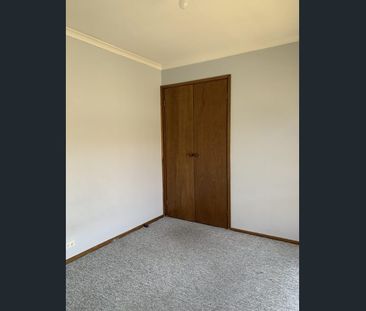 Spacious 2 bed unit with large living area - Photo 5