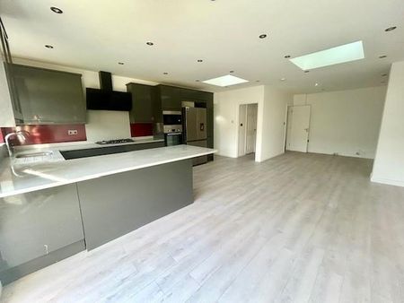4 bedroom terraced house to rent - Photo 3