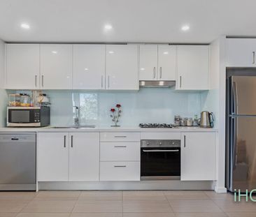 Modern, Stylish Two Bedroom Apartment In Convenient Locale - Photo 5