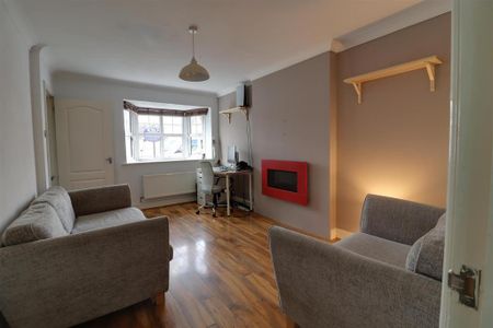 3 bedroom semi-detached house to rent - Photo 3