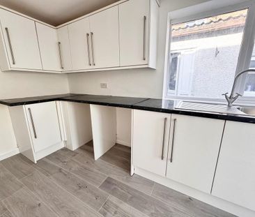 2 bedroom end of terrace house to rent - Photo 5