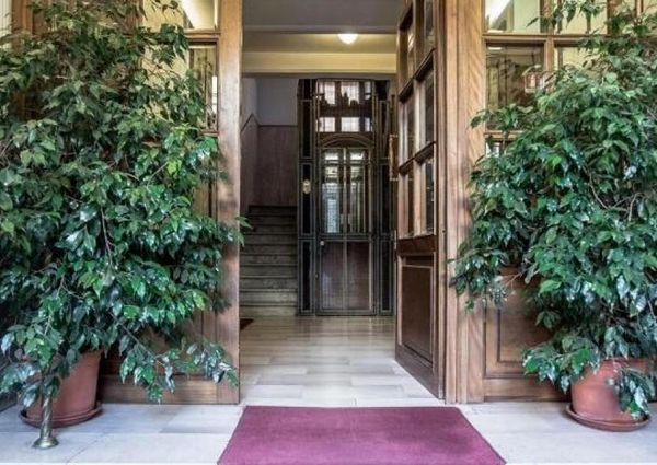 Prati: Spacious, tastefully furnished 1 bedroom, living, study, kitchen and bath. Located in beautiful building on high floor. Bright, silent, near services, metro and center. #1709