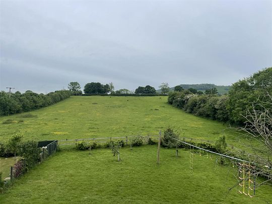 4 Bed Cottage - Semi Detached - Photo 1