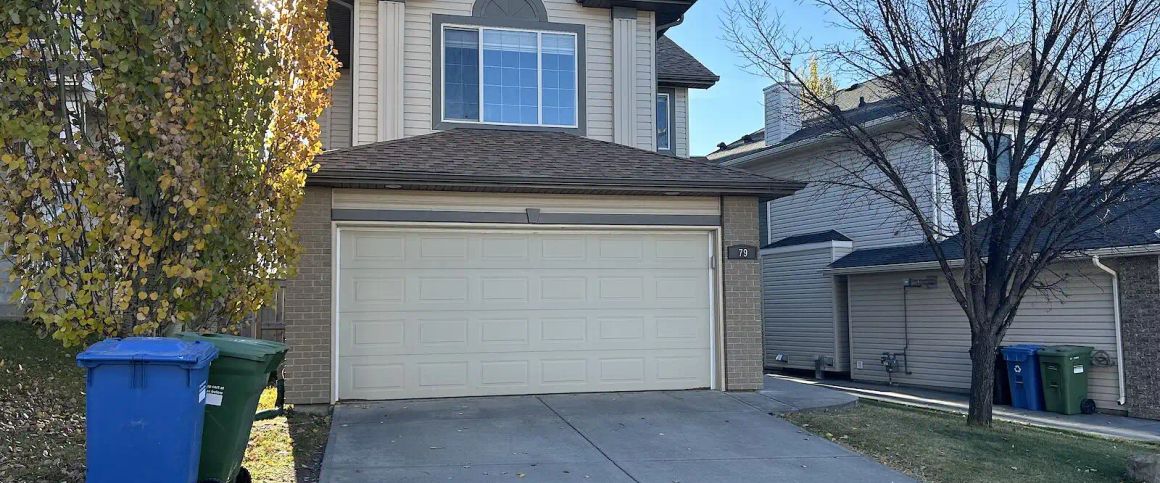 A place you will be proud to call home! — 3 Bedrooms+ Den House - Photo 1