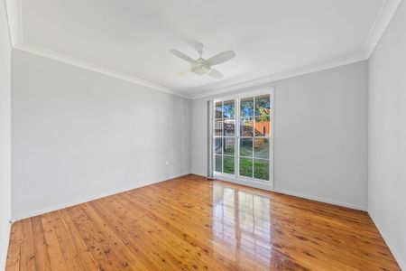 BEAUTIFUL THREE BEDROOM HOME IN MINTO FOR LEASE! - Photo 4