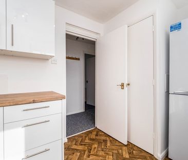 2 Bed Flat, Greenslade Road, IG11 - Photo 2