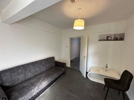 3 bedroom flat to rent - Photo 3