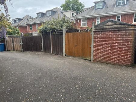 4 bedroom townhouse to rent - Photo 3