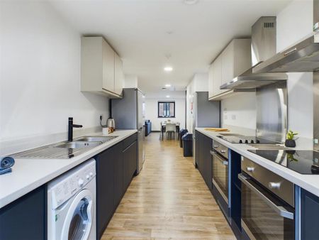 1 bedroom in a flat share to rent - Photo 3