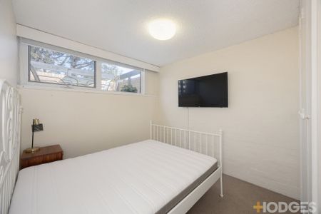 Sun filled 2 bedroom 2 bathroom penthouse apartment with city views and rooftop terrace! - Photo 2