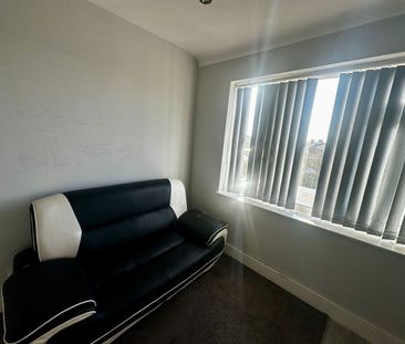 2 Bed Flat, The Martyrs Close, CV3 - Photo 2
