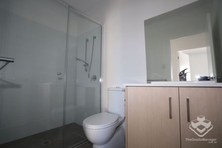 A new home with swiming pool & BBQ, 100m from Nudgee Railway Station! Easy access to rail, shopping, parks, & airport! - Photo 5