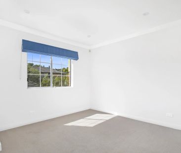 Stylish 4-Bedroom Townhouse in Maroubra - Photo 5