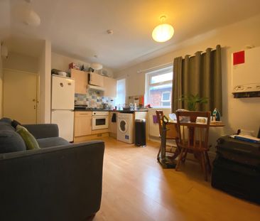 Howard Terrace, Adamsdown - Photo 1