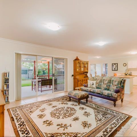 4 bed 2 bath - Photo 1