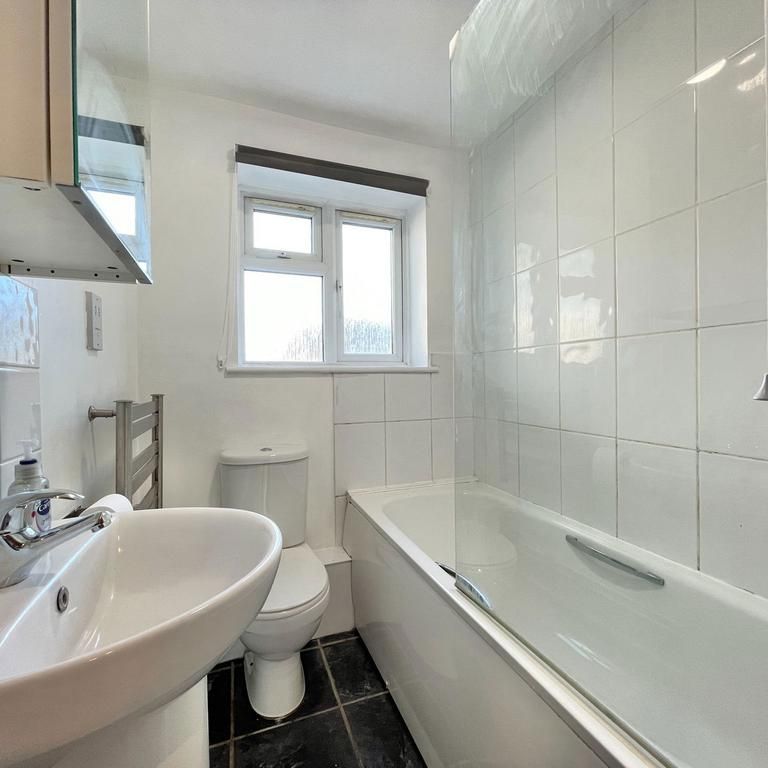 2 bedroom end of terrace house to rent - Photo 1