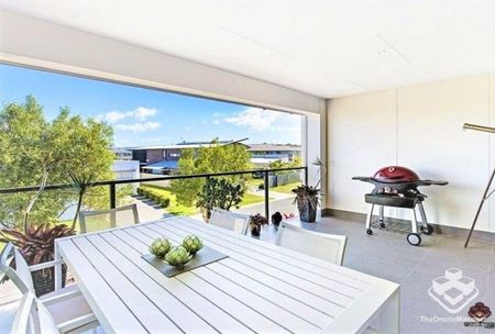 3 STOREY TOWNHOUSE 3 BED 2 BATH 1 POWDER 2 CAR GARAGE COMMUNAL POOL - Photo 2