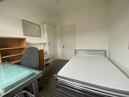 5 bedroom house to rent Sheffield Road, PO1 - Photo 4