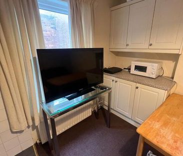 Serviced Room, Room 7, 7 Malone Avenue, Belfast, BT9 6EN - Photo 4