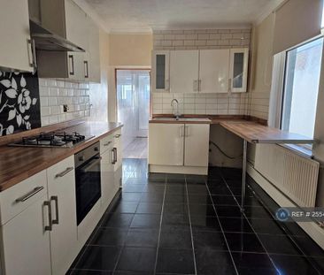 3 bedroom semi-detached house to rent - Photo 4