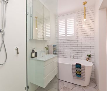 Stylish Contemporary Villa-Style Apartment - Photo 5