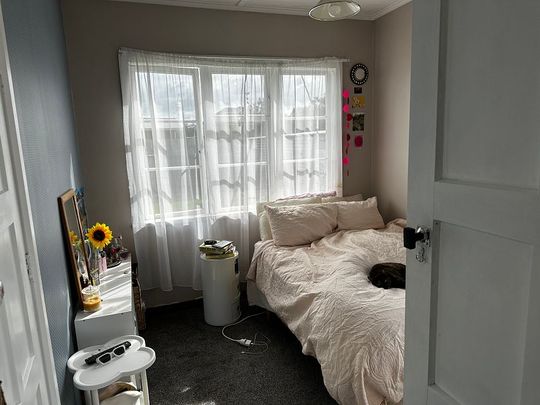 2 bedroom, fully fenced with sleepout - Photo 1