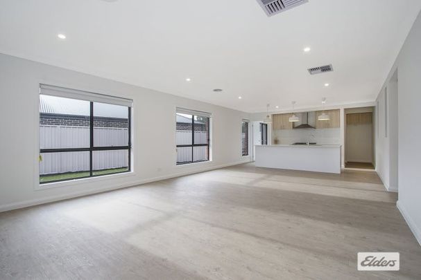 Low maintenance family home - Photo 1