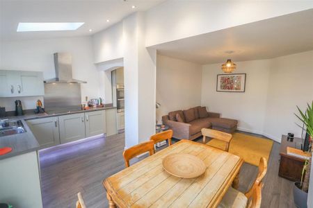 3 bedroom semi-detached house to rent - Photo 2