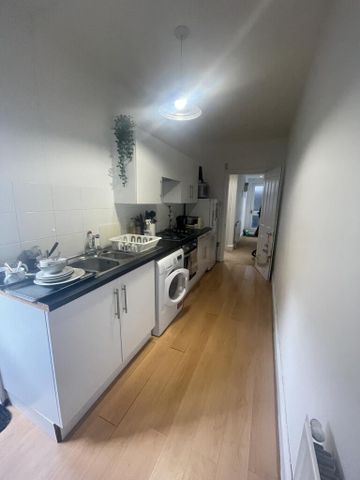 1 bedroom in a house share to rent - Photo 2