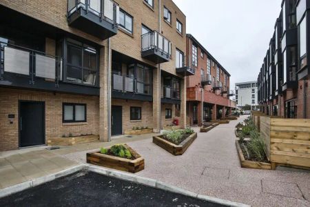 Classic 4 Bed Townhouse - Photo 2
