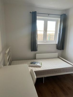 4 bedroom end of terrace house to rent - Photo 1