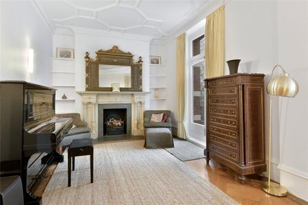 4 bedroom flat in London - Photo 2