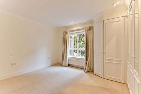 A well presented ground floor apartment situated behind electric gates within half a mile radius of Weybridge train station and Queens Road amenities. - Photo 5