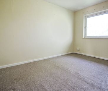 3 bedroom Flat To Let - Photo 2