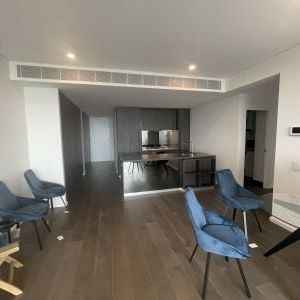 EXPERIENCE THE LANDMARK - huge Master & 2nd bedroom with spacious living area- fully furnished! - Photo 1