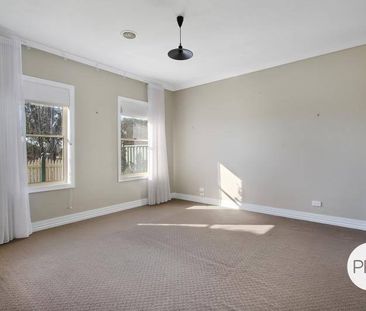 AMAZING LOCATION, STUNNING TOWNHOUSE! - Photo 4