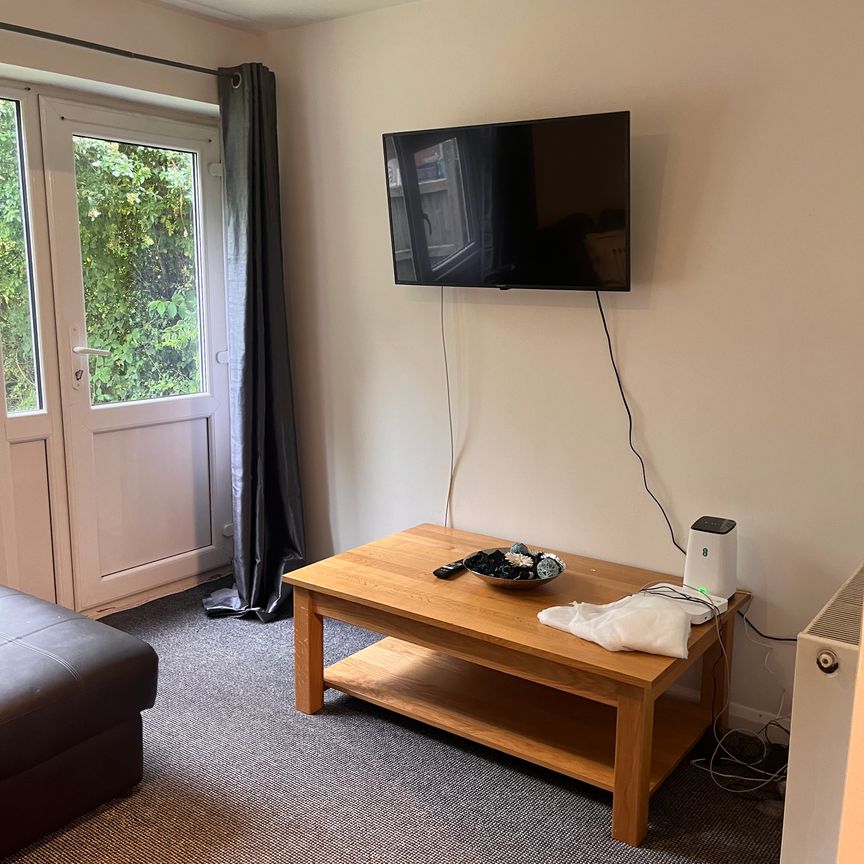 This spacious 5 bedroom house sits on the doorstep of the University of Kent Room 3 - Photo 1