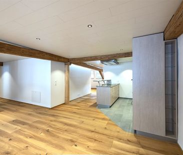 Zentral, luxuriös, neu renoviert mit grossem Balkon und Aussicht - Photo 2